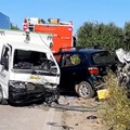 Sammichele di Bari, scontro tra auto e mezzo della raccolta rifiuti. Due feriti in codice rosso