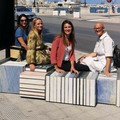 A Bari ci si siede sui libri, arriva sul lungomare  "Hug City Frame "