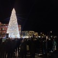 Si accende l'albero in piazza Ferrarese, Decaro: «Abbiamo bisogno di serenità e bellezza»