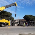 Tir si ribalta a Bari, autista in ospedale