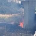 Bruciano sterpaglie a Santa Caterina, le fiamme lambiscono i caseggiati