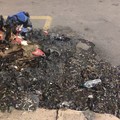 Via Brigata Regina, bruciato il cassonetto della carta. I resti ancora sul marciapiede