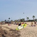 Caldo estivo a Bari, gente in spiaggia e a fare il bagno