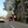 Traffico in tilt sulla tangenziale, un'auto in fiamme e una ribaltata