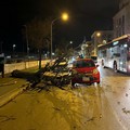 Albero cade su un'auto in transito a Bari, due feriti