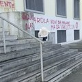 Morte professoressa Caldarola, scritte No Vax al Liceo Pascali di Bari