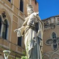 Vandali di nuovo in azione al Redentore, rotta la mano della statua di Maria