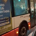 Ragazzini incappucciati lanciano pietre contro un bus a Bari