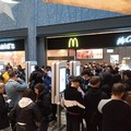 Tutti pazzi per i Winter Days di McDonald's, lunghissime file per un panino a Bari