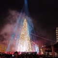 Via al Natale a Bari, acceso il grande albero in piazza. La commozione di Decaro