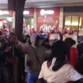 Follia in centro tra la folla in festa, rissa e aggressione ai danni della polizia locale