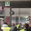 Bari a picco, gli ultras contestano: fumogeni e bombe carta fuori dallo stadio