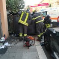 Incidente in via Giulio Petroni: un'auto si ribalta, due feriti