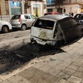 Vigilia con i botti a Bari, auto incendiata al Libertà