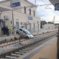 Circolazione ferroviaria rallentata: veicolo tra i binari a Santo Spirito