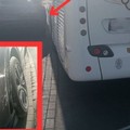 Caos lungomare a Santo Spirito: i pullman sfiorano le auto in sosta
