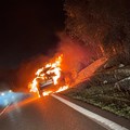 Auto in fiamme sulla sp 172 tra Turi e Casamassima
