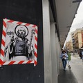 San Nicola col giubbotto antiproiettile, l'opera di street art in centro a Bari