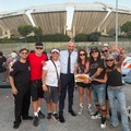 Il sindaco di Bari offre il calzone di cipolla ai gmfan di Vasco Rossi