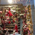 A Poggiofranco è già dicembre. In vetrina spuntano Babbo Natale e gli abeti