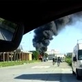 Bari, autobus a fuoco nel rione San Pio. Amtab: «Nessun pericolo per l'utenza»