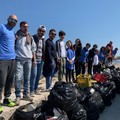 Bari, a Santo Spirito i volontari puliscono la spiaggia, tolti 500 kg di rifiuti