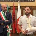 Nave Vlora, il sindaco di Bari conferisce cittadinanza onoraria a cittadino albanese