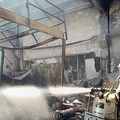 Capurso, incendio in un capannone nella zona industriale