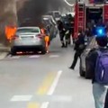 Auto in fiamme tra via Melo e via Caduti di via Fani: il video
