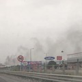 A Bari vasto incendio in un capannone in zona Santa Caterina