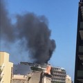 Bari, incendio in piazza Garibaldi: una colonna di fumo nero nel cielo