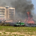 Maxi incendio a Bari, bruciano sterpaglie a Sant'Anna