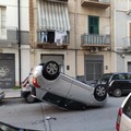 Bari, incidente in via Indipendenza: auto ribaltata