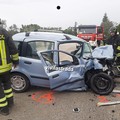 Scontro tra l'auto di una vigilessa e un furgone in provincia di Bari, due feriti