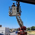 Calcinacci dal cavalcavia di via Amendola: intervengono i Vigili del Fuoco
