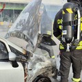 Auto in fiamme nel parcheggio del Barimax, intervengono i Vigili del Fuoco