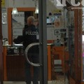 Rapina nella gioielleria dell'Ipercoop, due malviventi in fuga