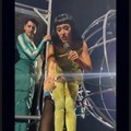 Katy Perry "ruba " il telefono ad un fan di Bari