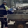 Alla guida senza patente di una ApeCar trasportava rifiuti a Bari, denunciato