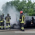 Traffico in tilt sulla Ss16, auto in fiamme a Bari