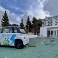 Il vandalismo a Bari non ha limiti, auto elettrica nel giardino di via Siponto