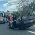 Auto si ribalta tra Bari e Bitritto, ferito il conducente