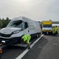 Camion si ribalta sull'A14, ferito un uomo di Bari