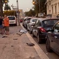 Taxi finisce sul marciapiede e quasi investe una bimba, tragedia sfiorata a Bari