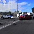 Scontro frontale tra due auto in via Fanelli, un ferito in codice rosso
