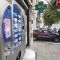 Colpisce con una mazza e un fucile un distributore automatico, arrestato