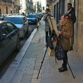 Bari, pittrice per strada al Libertà