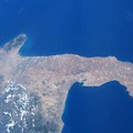 Una fotografia della Puglia vista dallo Spazio, l'astronauta Parmitano: «Terra che mi ha adottato»