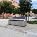 Vandali in piazza Redentore, scritte e panchine divelte