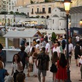 Bari si trasforma in una libreria a cielo aperto: tre giorni di incontri, letture e dialoghi sul mare